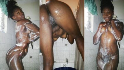 Negra jovencita desnuda mientras se baña
