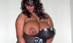 Madura gorda con tetas gigantes exhibiendo su lencería